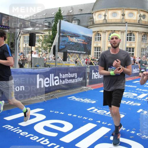 29.06.2025 - hella hamburg halbmarathon Michael Strokosch http://msf.ph/oto/8348936 29.06.2025 10:52:35 Ziel 3715, 6561, 6562, 7178, 7232, 8371, 8661, 9145, 9739, 11791, 13301, 14561, 15001, 15980, 18982 meine-sportfotos.de