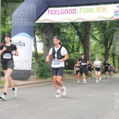 29.06.2025 - hella hamburg halbmarathon KatJ http://msf.ph/oto/8348952 29.06.2025 10:50:20 Zwischen KM18-KM19 2424, 2685, 7290, 7453, 7717 meine-sportfotos.de
