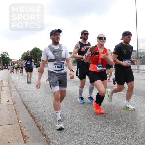 29.06.2025 - hella hamburg halbmarathon Lena Gebhardt http://msf.ph/oto/8348959 29.06.2025 10:47:54 Lombardsbrücke 11802, 18415, 166, 1618, 1045, 1157, 1174, 1175, 1246, 1392, 1434, 1618, 1639, 1701, 1926, 2148, 2163, 2197, 2407, 2491, 2545, 2650, 2704, 2790, 2882, 2958, 2994, 3049, 3339, 3468, 3679, 4037, 4327, 4423, 4856, 4974, 4975, 5621, 5622, 5886, 5952, 7240, 7393, 7394, 7403, 7427, 7916, 7970, 8077, 8270, 8310, 8521, 8550, 8774, 9356, 9687, 9696, 9697, 10658, 10777, 10794, 10991, 11351, 11458, 11548, 11730, 11738, 11742, 11781, 11802, 11909, 12431 meine-sportfotos.de