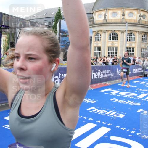 29.06.2025 - hella hamburg halbmarathon Michael Strokosch http://msf.ph/oto/8349050 29.06.2025 10:52:36 Ziel 2670, 3715, 3952, 6561, 6562, 7178, 7232, 9145, 9739, 11689, 11791, 12450, 13051, 13301, 14561, 15001, 15980, 18982 meine-sportfotos.de