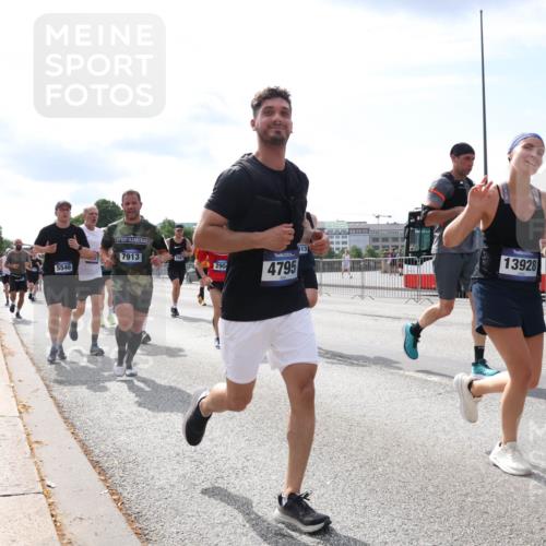 29.06.2025 - hella hamburg halbmarathon Lena Gebhardt http://msf.ph/oto/8349077 29.06.2025 10:13:42 Lombardsbrücke 5546, 7913, 290, 4795, 13, 13928, 1007, 1131, 1480, 1747, 1859, 2055, 2359, 2721, 2904, 2961, 2987, 3218, 3360, 3728, 3729, 4001, 4187, 4795, 4950, 5232, 5546, 5631, 5719, 6026, 6489, 6710, 6717, 6724, 7346, 7446, 7447, 7460, 7462, 7913, 8279, 8673, 8913, 9128, 9527, 9612, 9631, 10442, 10443, 10977, 11441, 12313, 12492, 12797, 12928, 12929, 13331, 13928, 15085, 15482, 15663, 15721, 15722, 15922, 16491, 17472, 17474, 17985, 18222, 18231 meine-sportfotos.de
