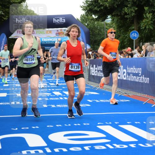 29.06.2025 - hella hamburg halbmarathon Strokosch-Dieckow http://msf.ph/oto/8349137 29.06.2025 10:52:54 Ziel 1257, 1258, 1657, 2099, 2444, 2814, 2910, 3334, 4557, 4558, 4770, 5077, 5907, 7509, 8139, 8720, 8955, 9065, 9093, 9163, 10724, 10811, 11217, 11992, 12155, 12367, 12519, 12910, 14198, 14286, 14791, 15430, 18590, 18720 meine-sportfotos.de