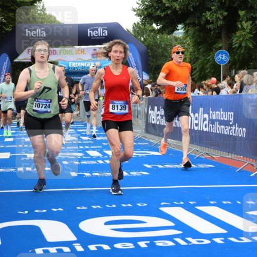 29.06.2025 - hella hamburg halbmarathon Strokosch-Dieckow http://msf.ph/oto/8349183 29.06.2025 10:52:54 Ziel 1257, 1258, 1657, 2099, 2444, 2814, 2910, 3334, 4557, 4558, 4770, 5077, 5907, 7509, 8139, 8720, 8955, 9065, 9093, 9163, 10724, 10811, 11217, 11992, 12155, 12367, 12519, 12910, 14198, 14286, 14791, 15430, 18590, 18720 meine-sportfotos.de