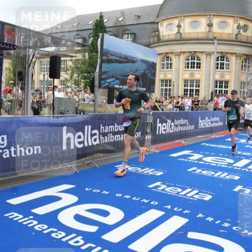 29.06.2025 - hella hamburg halbmarathon Michael Strokosch http://msf.ph/oto/8349238 29.06.2025 10:52:37 Ziel 2670, 3715, 3952, 6561, 6562, 7232, 9145, 9739, 11689, 12450, 13051, 13301, 14561, 15001, 15980, 18982 meine-sportfotos.de