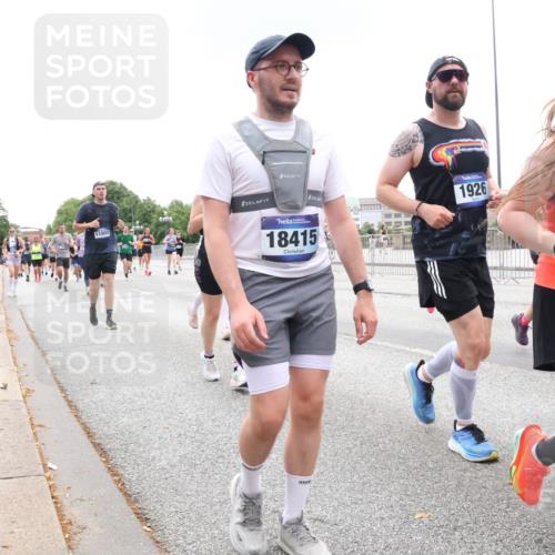 29.06.2025 - hella hamburg halbmarathon Lena Gebhardt http://msf.ph/oto/8349383 29.06.2025 10:47:54 Lombardsbrücke 11802, 11902, 1926, 18415, 6, 1045, 1157, 1174, 1175, 1246, 1392, 1434, 1618, 1639, 1701, 1926, 2148, 2163, 2197, 2407, 2491, 2545, 2650, 2704, 2790, 2882, 2958, 2994, 3049, 3339, 3468, 3679, 4037, 4327, 4423, 4856, 4974, 4975, 5621, 5622, 5886, 5952, 7240, 7393, 7394, 7403, 7427, 7916, 7970, 8077, 8270, 8310, 8521, 8550, 8774, 9356, 9687, 9696, 9697, 10658, 10777, 10794, 10991, 11351, 11458, 11548, 11730, 11738, 11742, 11781, 11802, 11909, 12431 meine-sportfotos.de