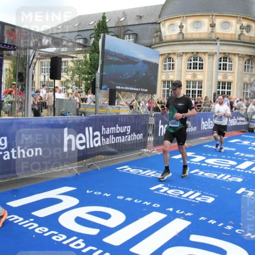 29.06.2025 - hella hamburg halbmarathon Michael Strokosch http://msf.ph/oto/8349385 29.06.2025 10:52:38 Ziel 2346, 2670, 3952, 6561, 6562, 7232, 9739, 10115, 11689, 12450, 13051, 13301, 15001, 15980, 18982 meine-sportfotos.de