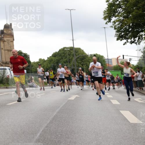 29.06.2025 - hella hamburg halbmarathon Yannick Fuchs http://msf.ph/oto/8349499 29.06.2025 10:52:39 20KM 1946, 1951, 2027, 2159, 2250, 2619, 2711, 2855, 2996, 4550, 4767, 5084, 5675, 6860, 7659, 8089, 8392, 9156, 9353, 9553, 9555, 9835, 10020, 10268, 10518, 10539, 10703, 10915, 11605, 11808, 11846, 12734, 12735, 12809, 13654, 13694, 14355, 14673, 14914, 16206, 16409, 16922, 16924, 17531, 17665, 17782, 17810, 17814, 17839, 17852, 17931, 17967, 18112, 18232, 18556, 18682, 18727, 18730, 18833, 18954, 18985, 19002, 19003 meine-sportfotos.de