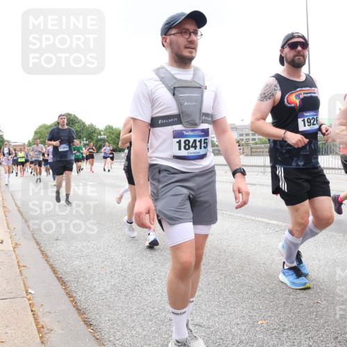 29.06.2025 - hella hamburg halbmarathon Lena Gebhardt http://msf.ph/oto/8349535 29.06.2025 10:47:55 Lombardsbrücke 11802, 1926, 18415, 16, 1045, 1157, 1174, 1175, 1246, 1392, 1434, 1618, 1639, 1701, 1926, 2163, 2197, 2407, 2418, 2491, 2545, 2650, 2704, 2790, 2882, 2958, 3049, 3339, 3468, 3679, 4037, 4327, 4423, 4856, 4974, 4975, 5621, 5622, 5886, 5952, 7240, 7393, 7394, 7403, 7427, 7916, 7970, 8077, 8270, 8310, 8521, 8550, 8774, 9356, 9687, 9696, 9697, 9921, 10658, 10777, 10794, 10991, 11351, 11458, 11548, 11730, 11738, 11742, 11781, 11802, 11909, 12431 meine-sportfotos.de