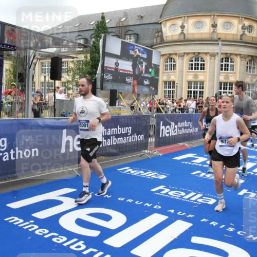 29.06.2025 - hella hamburg halbmarathon Michael Strokosch http://msf.ph/oto/8349642 29.06.2025 10:52:40 Ziel 2346, 2670, 3952, 6561, 6562, 7475, 9739, 10115, 11459, 11689, 12450, 13051, 13301, 14122, 15001, 18982 meine-sportfotos.de