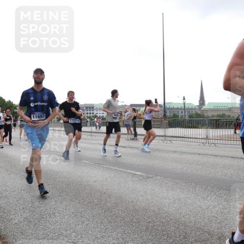 29.06.2025 - hella hamburg halbmarathon Lena Gebhardt http://msf.ph/oto/8349813 29.06.2025 10:38:39 Lombardsbrücke 728, 11697, 172175, 1564, 56, 1196, 1232, 1390, 1451, 1457, 1596, 1721, 1742, 1791, 1966, 2113, 2151, 2498, 2576, 2660, 2693, 3010, 3094, 3095, 3216, 3242, 3286, 3307, 3323, 3338, 3635, 3636, 3716, 3726, 3777, 3841, 3927, 4028, 4139, 4155, 4159, 4257, 4259, 4260, 4316, 4320, 4883, 4964, 5085, 5089, 5155, 5300, 5617, 5684, 5735, 5913, 6200, 6695, 6696, 6751, 6875, 6930, 7117, 7148, 7263, 7371, 7561, 7692, 7849, 7868, 7914, 8367, 9708, 10554 meine-sportfotos.de