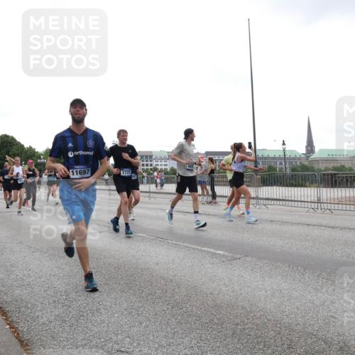 29.06.2025 - hella hamburg halbmarathon Lena Gebhardt http://msf.ph/oto/8349835 29.06.2025 10:38:39 Lombardsbrücke 728, 11697, 1721, 669, 56, 1196, 1232, 1390, 1451, 1457, 1596, 1721, 1742, 1791, 1966, 2113, 2151, 2498, 2576, 2660, 2693, 3010, 3094, 3095, 3216, 3242, 3286, 3307, 3323, 3338, 3635, 3636, 3716, 3726, 3777, 3841, 3927, 4028, 4139, 4155, 4159, 4257, 4259, 4260, 4316, 4320, 4883, 4964, 5085, 5089, 5155, 5300, 5617, 5684, 5735, 5913, 6200, 6695, 6696, 6751, 6875, 6930, 7117, 7148, 7263, 7371, 7561, 7692, 7849, 7868, 7914, 8367, 9708, 10554 meine-sportfotos.de