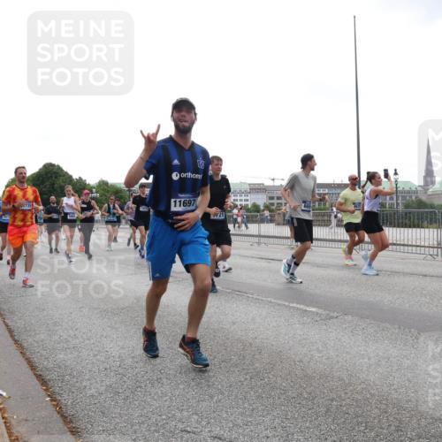 29.06.2025 - hella hamburg halbmarathon Lena Gebhardt http://msf.ph/oto/8349947 29.06.2025 10:38:39 Lombardsbrücke 12075, 11697, 8635, 56, 1196, 1232, 1390, 1451, 1457, 1596, 1721, 1742, 1791, 1966, 2113, 2151, 2498, 2576, 2660, 2693, 3010, 3094, 3095, 3216, 3242, 3286, 3307, 3323, 3338, 3635, 3636, 3716, 3726, 3777, 3841, 3927, 4028, 4139, 4155, 4159, 4257, 4259, 4260, 4316, 4320, 4883, 4964, 5085, 5089, 5155, 5300, 5617, 5684, 5735, 5913, 6200, 6695, 6696, 6751, 6875, 6930, 7117, 7148, 7263, 7371, 7561, 7692, 7849, 7868, 7914, 8367, 9708, 10554 meine-sportfotos.de