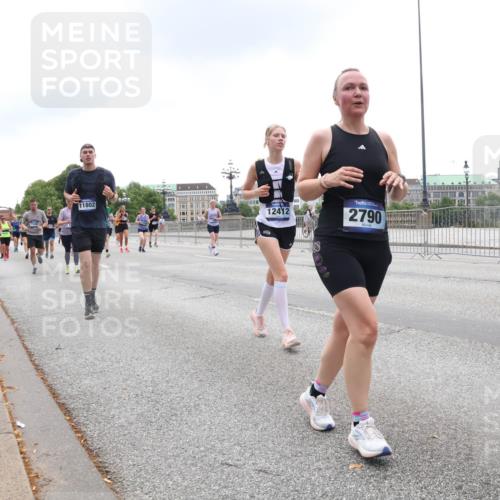 29.06.2025 - hella hamburg halbmarathon Lena Gebhardt http://msf.ph/oto/8349956 29.06.2025 10:47:55 Lombardsbrücke 11802, 12412, 2790, 16305, 1045, 1157, 1174, 1175, 1246, 1392, 1434, 1618, 1639, 1701, 1926, 2163, 2197, 2407, 2418, 2491, 2545, 2650, 2704, 2790, 2882, 2958, 3049, 3339, 3468, 3679, 4037, 4327, 4423, 4856, 4974, 4975, 5621, 5622, 5886, 5952, 7240, 7393, 7394, 7403, 7427, 7916, 7970, 8077, 8270, 8310, 8521, 8550, 8774, 9356, 9687, 9696, 9697, 9921, 10658, 10777, 10794, 10991, 11351, 11458, 11548, 11730, 11738, 11742, 11781, 11802, 11909, 12431 meine-sportfotos.de