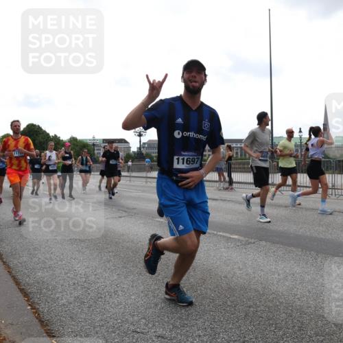 29.06.2025 - hella hamburg halbmarathon Lena Gebhardt http://msf.ph/oto/8349988 29.06.2025 10:38:39 Lombardsbrücke 5617, 11720, 5684, 11697, 56, 1196, 1232, 1390, 1451, 1457, 1596, 1721, 1742, 1791, 1966, 2113, 2151, 2498, 2576, 2660, 2693, 3010, 3094, 3095, 3216, 3242, 3286, 3307, 3323, 3338, 3635, 3636, 3716, 3726, 3777, 3841, 3927, 4028, 4139, 4155, 4159, 4257, 4259, 4260, 4316, 4320, 4883, 4964, 5085, 5089, 5155, 5300, 5617, 5684, 5735, 5913, 6200, 6695, 6696, 6751, 6875, 6930, 7117, 7148, 7263, 7371, 7561, 7692, 7849, 7868, 7914, 8367, 9708, 10554 meine-sportfotos.de