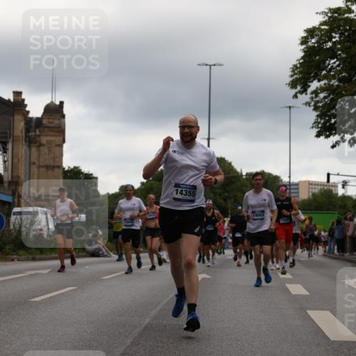 29.06.2025 - hella hamburg halbmarathon Yannick Fuchs http://msf.ph/oto/8350058 29.06.2025 10:52:41 20KM 1642, 1946, 1951, 2027, 2159, 2619, 2711, 2855, 2996, 4550, 4767, 5084, 5675, 6860, 7659, 8089, 8392, 8929, 9156, 9353, 9553, 9555, 9835, 10268, 10518, 10539, 10703, 10915, 11605, 11808, 12734, 12735, 12809, 13407, 13654, 14355, 14631, 14673, 14914, 15263, 16206, 16409, 16922, 16924, 17665, 17782, 17810, 17814, 17839, 17852, 17931, 17967, 18112, 18232, 18556, 18682, 18730, 18833, 18954, 18985, 19002, 19003 meine-sportfotos.de