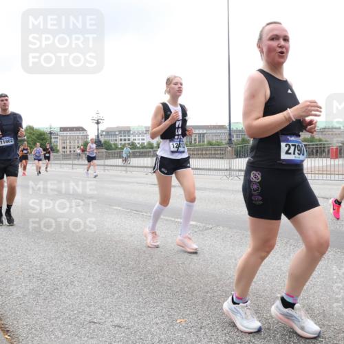 29.06.2025 - hella hamburg halbmarathon Lena Gebhardt http://msf.ph/oto/8350093 29.06.2025 10:47:56 Lombardsbrücke 11802, 2790, 163, 1045, 1157, 1174, 1175, 1246, 1392, 1434, 1618, 1639, 1701, 1926, 2037, 2163, 2197, 2407, 2418, 2491, 2545, 2650, 2704, 2790, 2882, 2958, 3049, 3339, 3468, 3679, 3933, 4037, 4327, 4423, 4856, 5621, 5622, 5886, 5952, 7240, 7393, 7394, 7403, 7427, 7916, 7970, 8077, 8270, 8310, 8521, 8550, 8774, 9356, 9687, 9696, 9697, 9921, 10658, 10777, 10794, 10991, 11351, 11458, 11548, 11730, 11738, 11742, 11781, 11802, 11909, 12431 meine-sportfotos.de