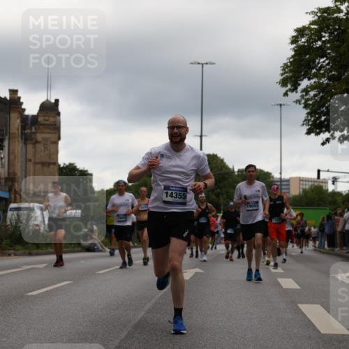 29.06.2025 - hella hamburg halbmarathon Yannick Fuchs http://msf.ph/oto/8350114 29.06.2025 10:52:41 20KM 1642, 1946, 1951, 2027, 2159, 2619, 2711, 2855, 2996, 4550, 4767, 5084, 5675, 6860, 7659, 8089, 8392, 8929, 9156, 9353, 9553, 9555, 9835, 10268, 10518, 10539, 10703, 10915, 11605, 11808, 12734, 12735, 12809, 13407, 13654, 14355, 14631, 14673, 14914, 15263, 16206, 16409, 16922, 16924, 17665, 17782, 17810, 17814, 17839, 17852, 17931, 17967, 18112, 18232, 18556, 18682, 18730, 18833, 18954, 18985, 19002, 19003 meine-sportfotos.de
