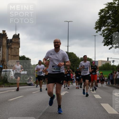 29.06.2025 - hella hamburg halbmarathon Yannick Fuchs http://msf.ph/oto/8350205 29.06.2025 10:52:41 20KM 1642, 1946, 1951, 2027, 2159, 2619, 2711, 2855, 2996, 4550, 4767, 5084, 5675, 6860, 7659, 8089, 8392, 8929, 9156, 9353, 9553, 9555, 9835, 10268, 10518, 10539, 10703, 10915, 11605, 11808, 12734, 12735, 12809, 13407, 13654, 14355, 14631, 14673, 14914, 15263, 16206, 16409, 16922, 16924, 17665, 17782, 17810, 17814, 17839, 17852, 17931, 17967, 18112, 18232, 18556, 18682, 18730, 18833, 18954, 18985, 19002, 19003 meine-sportfotos.de