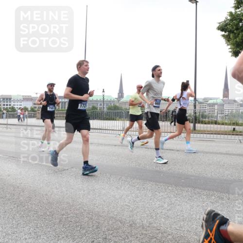 29.06.2025 - hella hamburg halbmarathon Lena Gebhardt http://msf.ph/oto/8350357 29.06.2025 10:38:40 Lombardsbrücke 3216, 7561, 1721, 669, 56, 1232, 1390, 1451, 1457, 1596, 1721, 1742, 1791, 2113, 2151, 2498, 2524, 2576, 2660, 2693, 3010, 3094, 3095, 3216, 3242, 3286, 3307, 3323, 3338, 3635, 3636, 3716, 3726, 3777, 3841, 3927, 4028, 4139, 4155, 4159, 4257, 4259, 4260, 4316, 4320, 4883, 4964, 5085, 5089, 5155, 5300, 5617, 5684, 5735, 5913, 6200, 6695, 6696, 6751, 6875, 6930, 7117, 7148, 7263, 7371, 7561, 7692, 7849, 7868, 8367, 8783, 9708, 10554 meine-sportfotos.de