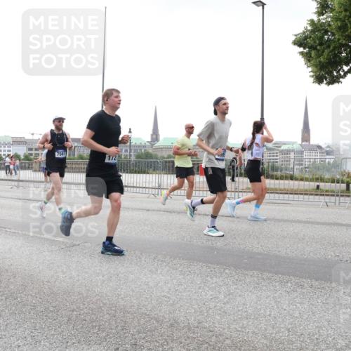 29.06.2025 - hella hamburg halbmarathon Lena Gebhardt http://msf.ph/oto/8350403 29.06.2025 10:38:40 Lombardsbrücke 7561, 56, 1232, 1390, 1451, 1457, 1596, 1721, 1742, 1791, 2113, 2151, 2498, 2524, 2576, 2660, 2693, 3010, 3094, 3095, 3216, 3242, 3286, 3307, 3323, 3338, 3635, 3636, 3716, 3726, 3777, 3841, 3927, 4028, 4139, 4155, 4159, 4257, 4259, 4260, 4316, 4320, 4883, 4964, 5085, 5089, 5155, 5300, 5617, 5684, 5735, 5913, 6200, 6695, 6696, 6751, 6875, 6930, 7117, 7148, 7263, 7371, 7561, 7692, 7849, 7868, 8367, 8783, 9708, 10554 meine-sportfotos.de