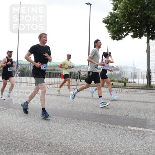 29.06.2025 - hella hamburg halbmarathon Lena Gebhardt http://msf.ph/oto/8350495 29.06.2025 10:38:40 Lombardsbrücke 1721, 56, 1232, 1390, 1451, 1457, 1596, 1721, 1742, 1791, 2113, 2151, 2498, 2524, 2576, 2660, 2693, 3010, 3094, 3095, 3216, 3242, 3286, 3307, 3323, 3338, 3635, 3636, 3716, 3726, 3777, 3841, 3927, 4028, 4139, 4155, 4159, 4257, 4259, 4260, 4316, 4320, 4883, 4964, 5085, 5089, 5155, 5300, 5617, 5684, 5735, 5913, 6200, 6695, 6696, 6751, 6875, 6930, 7117, 7148, 7263, 7371, 7561, 7692, 7849, 7868, 8367, 8783, 9708, 10554 meine-sportfotos.de