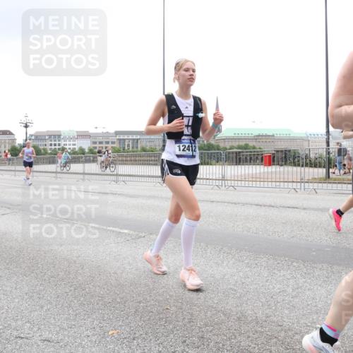 29.06.2025 - hella hamburg halbmarathon Lena Gebhardt http://msf.ph/oto/8350543 29.06.2025 10:47:56 Lombardsbrücke 1639, 11802, 12412, 2790, 1045, 1157, 1174, 1175, 1246, 1392, 1434, 1618, 1639, 1701, 1926, 2037, 2163, 2197, 2407, 2418, 2491, 2545, 2650, 2704, 2790, 2882, 2958, 3049, 3339, 3468, 3679, 3933, 4037, 4327, 4423, 4856, 5621, 5622, 5886, 5952, 7240, 7393, 7394, 7403, 7427, 7916, 7970, 8077, 8270, 8310, 8521, 8550, 8774, 9356, 9687, 9696, 9697, 9921, 10658, 10777, 10794, 10991, 11351, 11458, 11548, 11730, 11738, 11742, 11781, 11802, 11909, 12431 meine-sportfotos.de