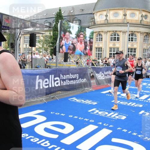 29.06.2025 - hella hamburg halbmarathon Michael Strokosch http://msf.ph/oto/8350546 29.06.2025 10:52:51 Ziel 1257, 1657, 2287, 2444, 2814, 2910, 3999, 5077, 5169, 5194, 8172, 8955, 9065, 9163, 10811, 11217, 11992, 12482, 14198, 14286, 14805, 16467, 17198, 18331, 19244 meine-sportfotos.de