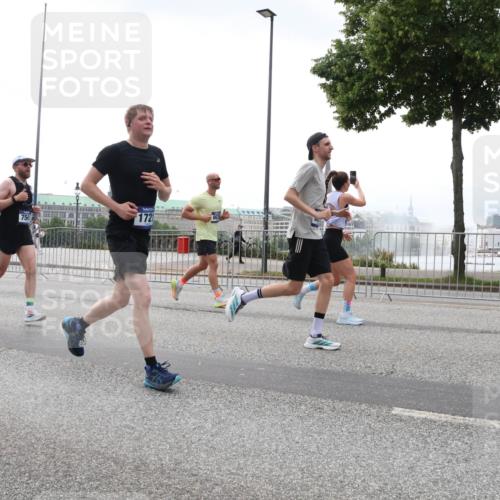 29.06.2025 - hella hamburg halbmarathon Lena Gebhardt http://msf.ph/oto/8350580 29.06.2025 10:38:40 Lombardsbrücke 756, 1721, 56, 1232, 1390, 1451, 1457, 1596, 1721, 1742, 1791, 2113, 2151, 2498, 2524, 2576, 2660, 2693, 3010, 3094, 3095, 3216, 3242, 3286, 3307, 3323, 3338, 3635, 3636, 3716, 3726, 3777, 3841, 3927, 4028, 4139, 4155, 4159, 4257, 4259, 4260, 4316, 4320, 4883, 4964, 5085, 5089, 5155, 5300, 5617, 5684, 5735, 5913, 6200, 6695, 6696, 6751, 6875, 6930, 7117, 7148, 7263, 7371, 7561, 7692, 7849, 7868, 8367, 8783, 9708, 10554 meine-sportfotos.de