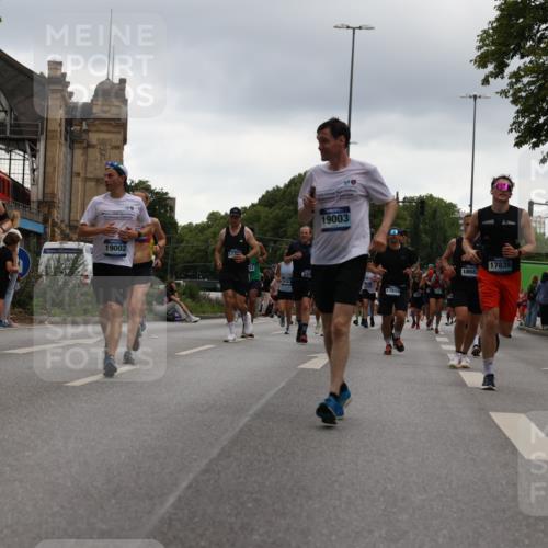 29.06.2025 - hella hamburg halbmarathon Yannick Fuchs http://msf.ph/oto/8350588 29.06.2025 10:52:43 20KM 1642, 1946, 1951, 2027, 2159, 2619, 2711, 2855, 2996, 5084, 6208, 6636, 6860, 7659, 8089, 8392, 8929, 9156, 9353, 9553, 9555, 9835, 10268, 10518, 10539, 10915, 11605, 11808, 12734, 12735, 12809, 13407, 13654, 14355, 14631, 14673, 14914, 15263, 16206, 16409, 16922, 16924, 17665, 17782, 17810, 17814, 17839, 17852, 17931, 17967, 18112, 18232, 18556, 18682, 18730, 18833, 18954, 18985, 19002, 19003 meine-sportfotos.de