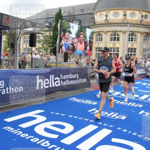 29.06.2025 - hella hamburg halbmarathon Michael Strokosch http://msf.ph/oto/8350591 29.06.2025 10:52:51 Ziel 1257, 1657, 2287, 2444, 2814, 2910, 3999, 5077, 5169, 5194, 8172, 8955, 9065, 9163, 10811, 11217, 11992, 12482, 14198, 14286, 14805, 16467, 17198, 18331, 19244 meine-sportfotos.de