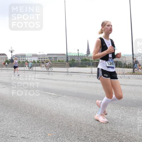 29.06.2025 - hella hamburg halbmarathon Lena Gebhardt http://msf.ph/oto/8350654 29.06.2025 10:47:56 Lombardsbrücke 1639, 11802, 1241, 1045, 1157, 1174, 1175, 1246, 1392, 1434, 1618, 1639, 1701, 1926, 2037, 2163, 2197, 2407, 2418, 2491, 2545, 2650, 2704, 2790, 2882, 2958, 3049, 3339, 3468, 3679, 3933, 4037, 4327, 4423, 4856, 5621, 5622, 5886, 5952, 7240, 7393, 7394, 7403, 7427, 7916, 7970, 8077, 8270, 8310, 8521, 8550, 8774, 9356, 9687, 9696, 9697, 9921, 10658, 10777, 10794, 10991, 11351, 11458, 11548, 11730, 11738, 11742, 11781, 11802, 11909, 12431 meine-sportfotos.de
