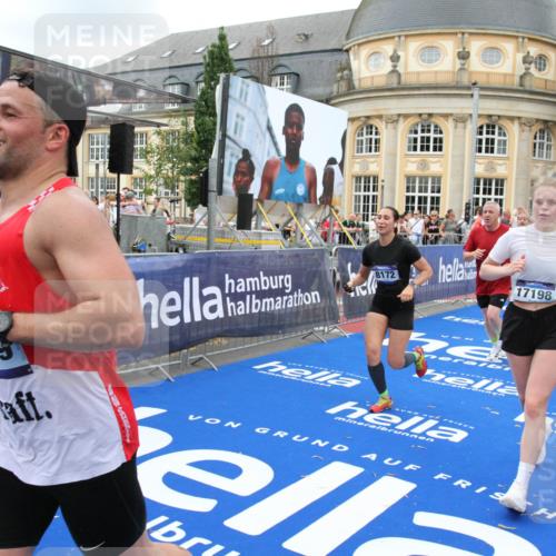 29.06.2025 - hella hamburg halbmarathon Michael Strokosch http://msf.ph/oto/8350724 29.06.2025 10:52:53 Ziel 1257, 1258, 1657, 2099, 2444, 2814, 2910, 4557, 4558, 5077, 5169, 5194, 8172, 8720, 8955, 9065, 9163, 10724, 10811, 11217, 11992, 14198, 14286, 14805, 17198, 18331, 19244 meine-sportfotos.de