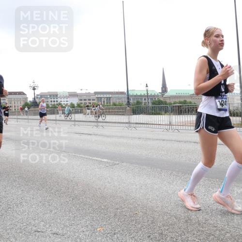 29.06.2025 - hella hamburg halbmarathon Lena Gebhardt http://msf.ph/oto/8350756 29.06.2025 10:47:57 Lombardsbrücke 1639, 11802, 1241, 1045, 1157, 1174, 1175, 1246, 1392, 1434, 1618, 1639, 1701, 1926, 2037, 2163, 2197, 2418, 2491, 2545, 2650, 2704, 2790, 2882, 2958, 3049, 3339, 3468, 3504, 3679, 3933, 4037, 4327, 4423, 4856, 5585, 5621, 5622, 5886, 5952, 7240, 7393, 7394, 7427, 7916, 7970, 8077, 8270, 8310, 8521, 8550, 8774, 9356, 9687, 9696, 9697, 9921, 10145, 10658, 10777, 10794, 10991, 11351, 11458, 11548, 11730, 11738, 11742, 11781, 11802, 11909, 12431 meine-sportfotos.de
