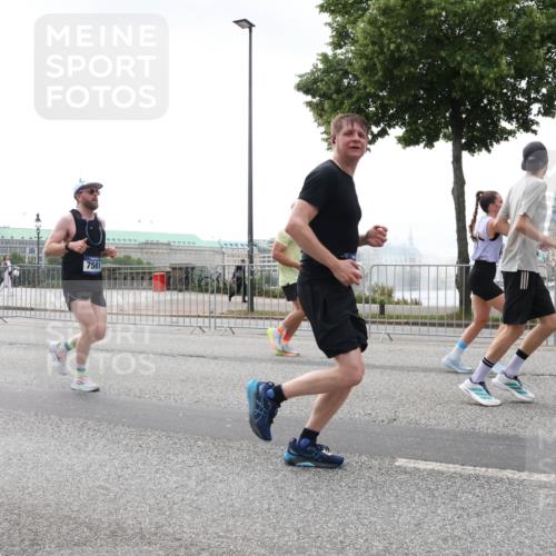 29.06.2025 - hella hamburg halbmarathon Lena Gebhardt http://msf.ph/oto/8350793 29.06.2025 10:38:41 Lombardsbrücke 7561, 56, 1232, 1390, 1451, 1457, 1596, 1721, 1742, 1791, 2113, 2151, 2498, 2524, 2534, 2576, 2660, 2693, 3010, 3094, 3095, 3216, 3286, 3307, 3323, 3338, 3635, 3636, 3716, 3726, 3777, 3841, 3927, 4028, 4139, 4155, 4159, 4257, 4259, 4260, 4316, 4320, 4883, 4964, 5085, 5089, 5155, 5300, 5617, 5684, 5735, 5913, 6200, 6695, 6696, 6751, 6875, 6930, 7117, 7148, 7263, 7371, 7561, 7692, 7849, 7868, 8367, 8783, 9708, 10554 meine-sportfotos.de