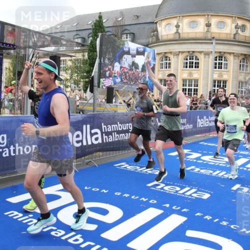 29.06.2025 - hella hamburg halbmarathon Michael Strokosch http://msf.ph/oto/8350877 29.06.2025 10:52:55 Ziel 1257, 1258, 1657, 2099, 2444, 2814, 2910, 4557, 4558, 4770, 5077, 5169, 8139, 8172, 8720, 8955, 9065, 9163, 10724, 10811, 11217, 11992, 14198, 14286, 17198 meine-sportfotos.de