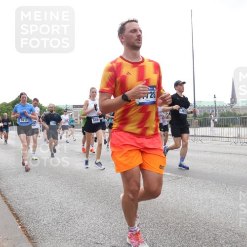 29.06.2025 - hella hamburg halbmarathon Lena Gebhardt http://msf.ph/oto/8350929 29.06.2025 10:38:42 Lombardsbrücke 16, 5617, 004, 568, 17250, 28, 3323, 17635, 12075, 56, 1232, 1390, 1451, 1457, 1596, 1721, 1742, 1791, 2113, 2151, 2498, 2524, 2534, 2576, 2660, 2693, 3010, 3094, 3095, 3216, 3286, 3307, 3323, 3338, 3635, 3636, 3726, 3777, 3841, 3927, 4028, 4139, 4155, 4159, 4257, 4259, 4260, 4316, 4320, 4883, 4964, 5085, 5089, 5155, 5617, 5684, 5735, 5913, 6200, 6695, 6696, 6751, 6875, 6930, 7117, 7148, 7263, 7371, 7561, 7692, 7849, 7868, 8367, 8783, 9708, 10554 meine-sportfotos.de