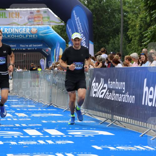29.06.2025 - hella hamburg halbmarathon Strokosch-Dieckow http://msf.ph/oto/8350987 29.06.2025 10:31:50 Ziel 3935, 4698, 5187, 6619, 10927, 11199, 11929 meine-sportfotos.de