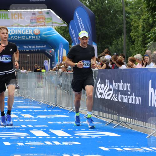 29.06.2025 - hella hamburg halbmarathon Strokosch-Dieckow http://msf.ph/oto/8351013 29.06.2025 10:31:50 Ziel 3935, 4698, 5187, 6619, 10927, 11199, 11929 meine-sportfotos.de