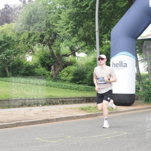 29.06.2025 - hella hamburg halbmarathon KatJ http://msf.ph/oto/8351030 29.06.2025 10:21:16 Zwischen KM18-KM19 3955, 4129, 5187 meine-sportfotos.de