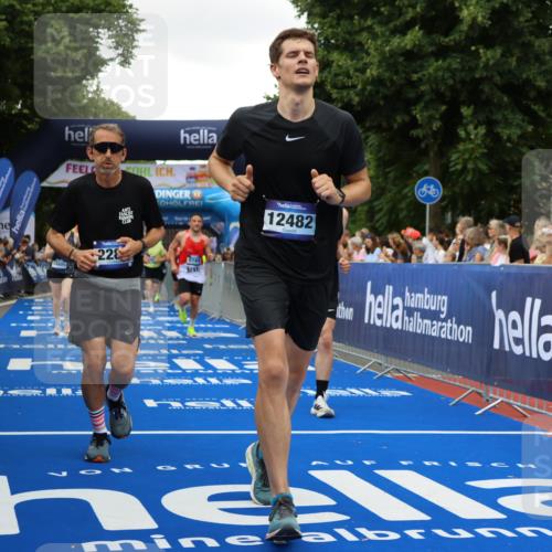 29.06.2025 - hella hamburg halbmarathon Strokosch-Dieckow http://msf.ph/oto/8351088 29.06.2025 10:52:43 Ziel 1657, 2287, 2346, 2444, 2670, 2814, 2910, 3952, 3999, 5077, 5116, 5169, 5194, 7475, 8172, 9065, 9163, 9869, 10115, 10811, 11217, 11459, 11689, 11992, 12450, 12482, 13051, 14122, 14198, 14286, 14805, 16467, 17198, 18331, 19244 meine-sportfotos.de