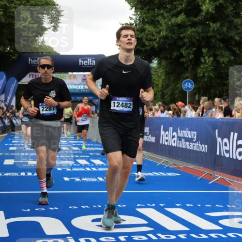 29.06.2025 - hella hamburg halbmarathon Strokosch-Dieckow http://msf.ph/oto/8351136 29.06.2025 10:52:43 Ziel 1657, 2287, 2346, 2444, 2670, 2814, 2910, 3952, 3999, 5077, 5116, 5169, 5194, 7475, 8172, 9065, 9163, 9869, 10115, 10811, 11217, 11459, 11689, 11992, 12450, 12482, 13051, 14122, 14198, 14286, 14805, 16467, 17198, 18331, 19244 meine-sportfotos.de