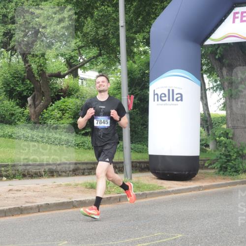 29.06.2025 - hella hamburg halbmarathon KatJ http://msf.ph/oto/8351246 29.06.2025 10:21:18 Zwischen KM18-KM19 3955, 5187, 7845 meine-sportfotos.de