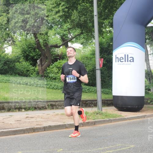 29.06.2025 - hella hamburg halbmarathon KatJ http://msf.ph/oto/8351270 29.06.2025 10:21:18 Zwischen KM18-KM19 3955, 5187, 7845 meine-sportfotos.de