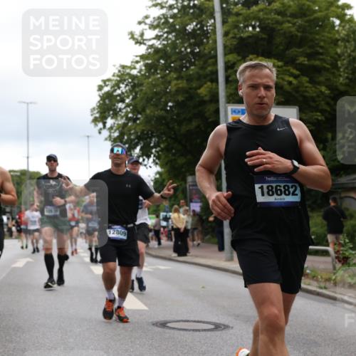 29.06.2025 - hella hamburg halbmarathon Yannick Fuchs http://msf.ph/oto/8351281 29.06.2025 10:52:48 20KM 1285, 1642, 1946, 1951, 2027, 2711, 2855, 5084, 5633, 6208, 6636, 6860, 7476, 7659, 8392, 8929, 9156, 9353, 9553, 9555, 9655, 9835, 10539, 10915, 12809, 13407, 14355, 14375, 14631, 14914, 15263, 16206, 16409, 16563, 16922, 16924, 17346, 17665, 17782, 17810, 17814, 17839, 17852, 17931, 17967, 18112, 18232, 18556, 18682, 18730, 18833, 18954, 19002, 19003 meine-sportfotos.de