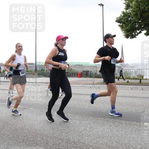 29.06.2025 - hella hamburg halbmarathon Lena Gebhardt http://msf.ph/oto/8351285 29.06.2025 10:38:43 Lombardsbrücke 12577, 568, 12075, 56, 1232, 1390, 1451, 1457, 1596, 1721, 1791, 2113, 2151, 2498, 2524, 2534, 2576, 2660, 2693, 3010, 3094, 3095, 3216, 3286, 3307, 3323, 3338, 3635, 3636, 3726, 3777, 3841, 3927, 4028, 4139, 4155, 4159, 4257, 4259, 4260, 4316, 4320, 4883, 4964, 5085, 5089, 5155, 5617, 5684, 5735, 5913, 6062, 6200, 6695, 6696, 6751, 6875, 7117, 7148, 7263, 7371, 7561, 7692, 7849, 7868, 8367, 8783, 9708, 10554, 13060 meine-sportfotos.de