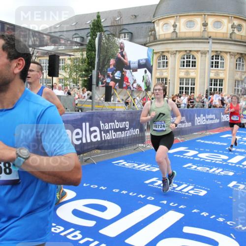 29.06.2025 - hella hamburg halbmarathon Michael Strokosch http://msf.ph/oto/8351307 29.06.2025 10:52:59 Ziel 1257, 1258, 1657, 2099, 2444, 2814, 4557, 4558, 4770, 5907, 7509, 8139, 8720, 8955, 10724, 10811, 11992, 12367, 12519, 14791, 15430, 18590, 18720 meine-sportfotos.de