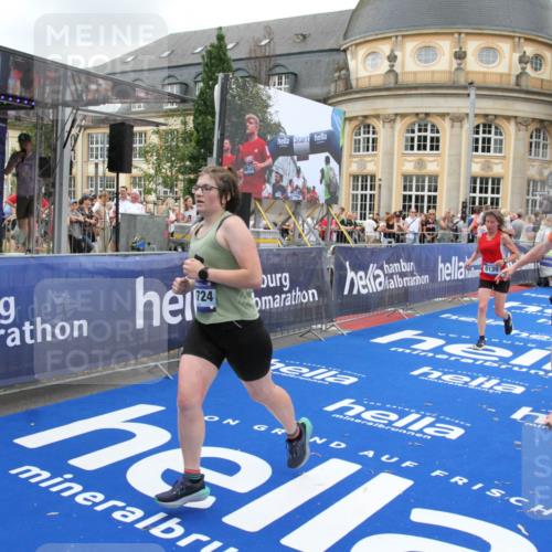 29.06.2025 - hella hamburg halbmarathon Michael Strokosch http://msf.ph/oto/8351349 29.06.2025 10:53:00 Ziel 1257, 1258, 2099, 4557, 4558, 4770, 5907, 7509, 8139, 8720, 8955, 10724, 12367, 12519, 12910, 14791, 15430, 18590, 18720 meine-sportfotos.de