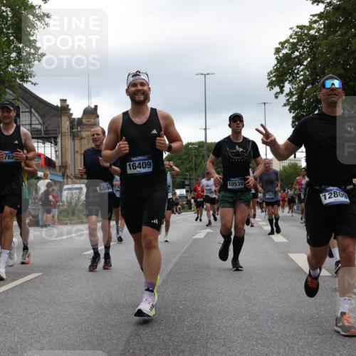 29.06.2025 - hella hamburg halbmarathon Yannick Fuchs http://msf.ph/oto/8351381 29.06.2025 10:52:48 20KM 1285, 1642, 1946, 1951, 2027, 2711, 2855, 5084, 5633, 6208, 6636, 6860, 7476, 7659, 8392, 8929, 9156, 9353, 9553, 9555, 9655, 9835, 10539, 10915, 12809, 13407, 14355, 14375, 14631, 14914, 15263, 16206, 16409, 16563, 16922, 16924, 17346, 17665, 17782, 17810, 17814, 17839, 17852, 17931, 17967, 18112, 18232, 18556, 18682, 18730, 18833, 18954, 19002, 19003 meine-sportfotos.de
