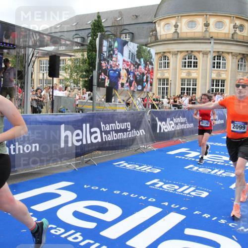 29.06.2025 - hella hamburg halbmarathon Michael Strokosch http://msf.ph/oto/8351389 29.06.2025 10:53:00 Ziel 1257, 1258, 2099, 4557, 4558, 4770, 5907, 7509, 8139, 8720, 8955, 10724, 12367, 12519, 12910, 14791, 15430, 18590, 18720 meine-sportfotos.de