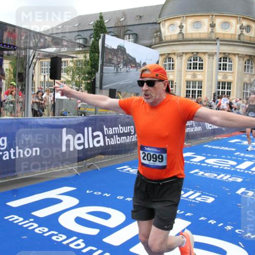 29.06.2025 - hella hamburg halbmarathon Michael Strokosch http://msf.ph/oto/8351437 29.06.2025 10:53:00 Ziel 1257, 1258, 2099, 4557, 4558, 4770, 5907, 7509, 8139, 8720, 8955, 10724, 12367, 12519, 12910, 14791, 15430, 18590, 18720 meine-sportfotos.de